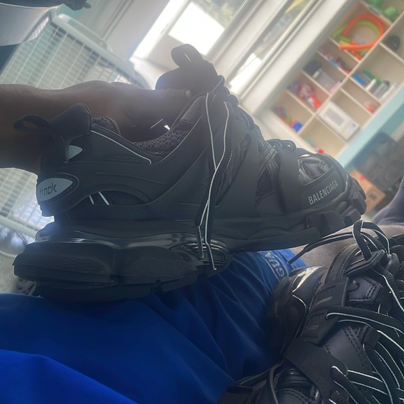 Brand new only ever worn once I don’t like them anymore reason for selling it - Picture 4 of 5